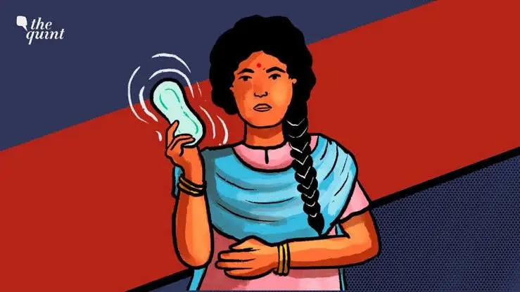 A lady holding a sanitary pad